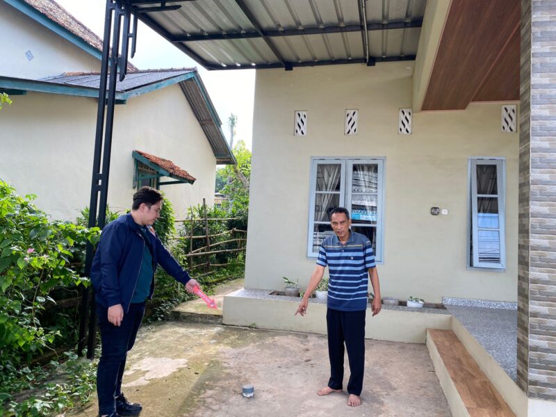 Petugas saat melakukan olah TKP di lokasi kejadian.