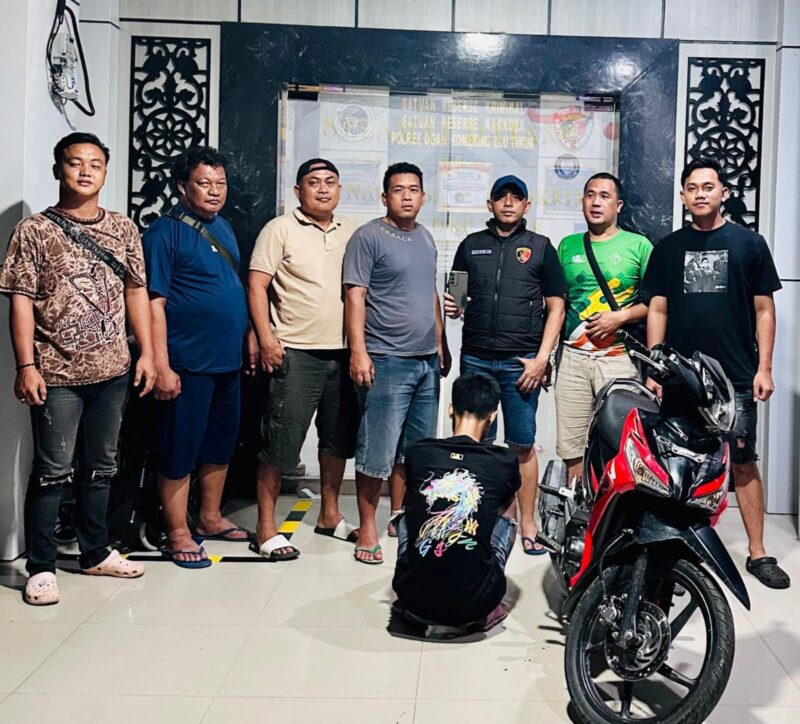 Tersangka saat diamankan di Polres OKU Timur. Foto: polisi.