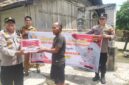 Kapolsek Buay Madang Timur, Iptu Swisspo, menyerahkan paket bantuan sosial secara langsung kepada warga di Desa Kumpul Rejo dalam rangka menyambut Hari Bhayangkara ke-80. 