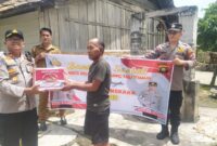 Kapolsek Buay Madang Timur, Iptu Swisspo, menyerahkan paket bantuan sosial secara langsung kepada warga di Desa Kumpul Rejo dalam rangka menyambut Hari Bhayangkara ke-80. 