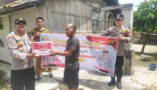 Kapolsek Buay Madang Timur, Iptu Swisspo, menyerahkan paket bantuan sosial secara langsung kepada warga di Desa Kumpul Rejo dalam rangka menyambut Hari Bhayangkara ke-80. 