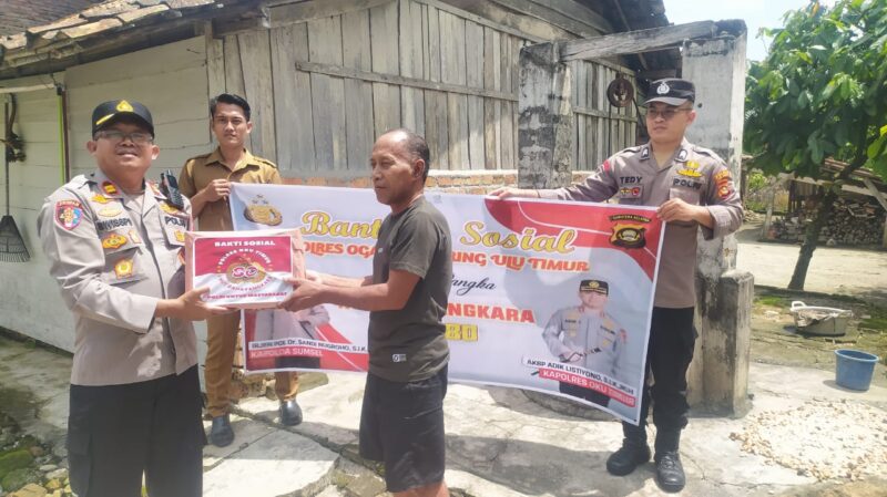 Kapolsek Buay Madang Timur, Iptu Swisspo, menyerahkan paket bantuan sosial secara langsung kepada warga di Desa Kumpul Rejo dalam rangka menyambut Hari Bhayangkara ke-80. 