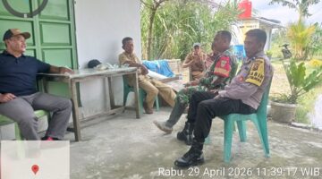 Personel Polsek Buay Madang Timur, Aipda Sahrul Munir dan Aipda Zulkifli, melaksanakan giat sambang dan silaturahmi dengan warga Desa Tanjung Mulya. 