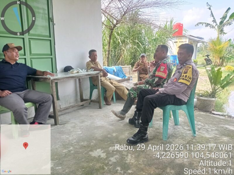 Personel Polsek Buay Madang Timur, Aipda Sahrul Munir dan Aipda Zulkifli, melaksanakan giat sambang dan silaturahmi dengan warga Desa Tanjung Mulya. 