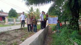 Kapolsek Buay Madang Timur, Iptu Swisspo, bersama unsur Tripika Kecamatan meninjau langsung hasil pembangunan Tembok Penahan Tanah (TPT) di Desa Tekorejo. 