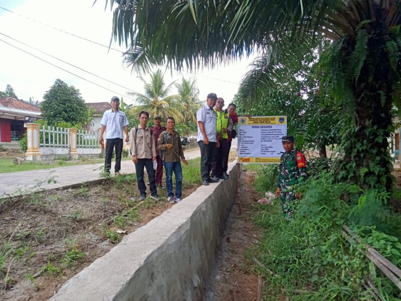 Kapolsek Buay Madang Timur, Iptu Swisspo, bersama unsur Tripika Kecamatan meninjau langsung hasil pembangunan Tembok Penahan Tanah (TPT) di Desa Tekorejo. 