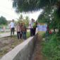 Kapolsek Buay Madang Timur, Iptu Swisspo, bersama unsur Tripika Kecamatan meninjau langsung hasil pembangunan Tembok Penahan Tanah (TPT) di Desa Tekorejo. 