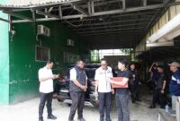 Petugas Kejati Sumsel menyita aset kendaraan dan alat berat milik PT KMM terkait kasus dugaan korupsi distribusi semen 2018-2022 di Palembang.