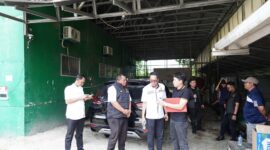 Petugas Kejati Sumsel menyita aset kendaraan dan alat berat milik PT KMM terkait kasus dugaan korupsi distribusi semen 2018-2022 di Palembang.