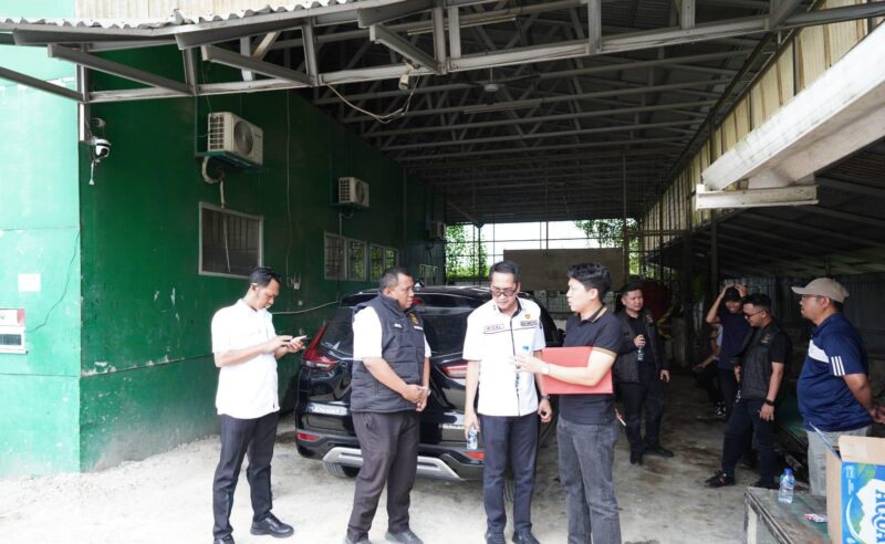 Petugas Kejati Sumsel menyita aset kendaraan dan alat berat milik PT KMM terkait kasus dugaan korupsi distribusi semen 2018-2022 di Palembang.