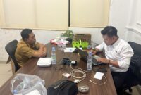 Penyidik saat memeriksa Kepala BKPSDM. Foto: dokumen polisi.