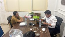 Penyidik saat memeriksa Kepala BKPSDM. Foto: dokumen polisi.