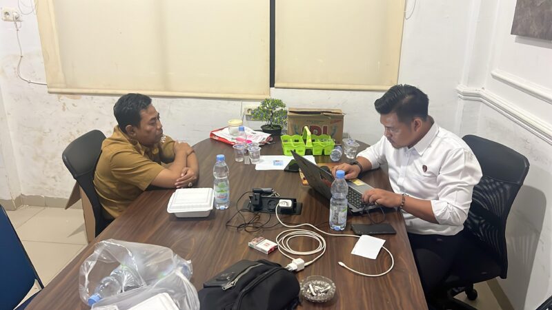 Penyidik saat memeriksa Kepala BKPSDM. Foto: dokumen polisi.