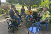 Personel Polsek Buay Madang Timur, Bripka Nur Holik, dan Brigadir Tedy Heryadi, melaksanakan giat silaturahmi dan sambang kepada warga di Desa Kedu, Kecamatan Buay Madang Timur.