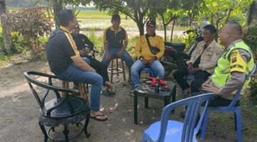 Personel Polsek Buay Madang Timur, Bripka Nur Holik, dan Brigadir Tedy Heryadi, melaksanakan giat silaturahmi dan sambang kepada warga di Desa Kedu, Kecamatan Buay Madang Timur.