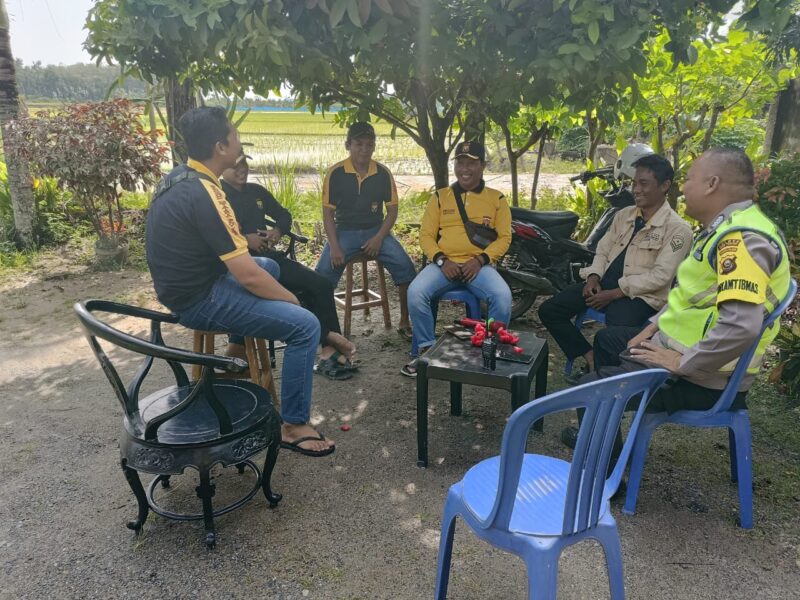 Personel Polsek Buay Madang Timur, Bripka Nur Holik, dan Brigadir Tedy Heryadi, melaksanakan giat silaturahmi dan sambang kepada warga di Desa Kedu, Kecamatan Buay Madang Timur.