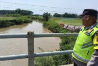 Personel Polsek Buay Madang Timur melaksanakan monitoring rutin debit air di Sungai Macak, Kec. Buay Madang Timur guna mengantisipasi dampak curah hujan tinggi.