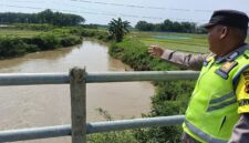 Personel Polsek Buay Madang Timur melaksanakan monitoring rutin debit air di Sungai Macak, Kec. Buay Madang Timur guna mengantisipasi dampak curah hujan tinggi.