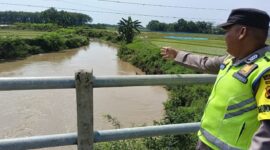 Personel Polsek Buay Madang Timur melaksanakan monitoring rutin debit air di Sungai Macak, Kec. Buay Madang Timur guna mengantisipasi dampak curah hujan tinggi.
