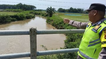 Personel Polsek Buay Madang Timur melaksanakan monitoring rutin debit air di Sungai Macak, Kec. Buay Madang Timur guna mengantisipasi dampak curah hujan tinggi.