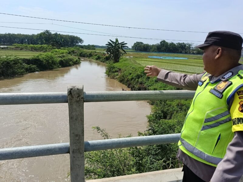 Personel Polsek Buay Madang Timur melaksanakan monitoring rutin debit air di Sungai Macak, Kec. Buay Madang Timur guna mengantisipasi dampak curah hujan tinggi.