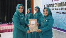 fhoto : ketua tp pkk kota pagar alam hera parianti ludi melantik tiga tp pkk kecamatan