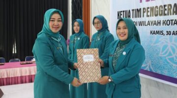 fhoto : ketua tp pkk kota pagar alam hera parianti ludi melantik tiga tp pkk kecamatan