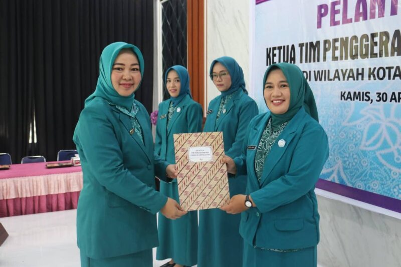 fhoto : ketua tp pkk kota pagar alam hera parianti ludi melantik tiga tp pkk kecamatan