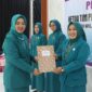 fhoto : ketua tp pkk kota pagar alam hera parianti ludi melantik tiga tp pkk kecamatan
