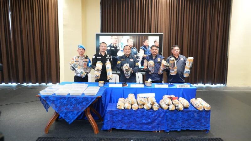 Konferensi pers terkait penemuan ladang ganja dan 220 Kilogram ganja siap edar di Gedung Presisi Mapolda Sumsel.