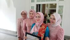 Foto : wadir LBH Bima Sakti usai menerima penghargaan dari Pemkot Kota Palembang