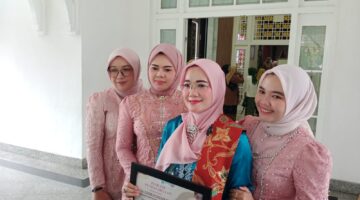 Foto : wadir LBH Bima Sakti usai menerima penghargaan dari Pemkot Kota Palembang