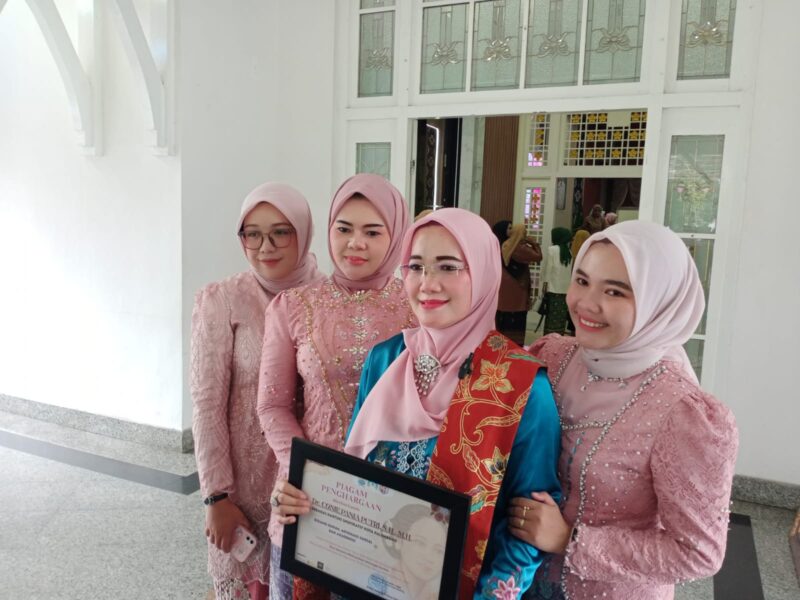 Foto : wadir LBH Bima Sakti usai menerima penghargaan dari Pemkot Kota Palembang