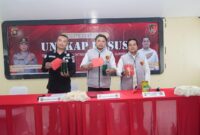 Barang bukti penyalahgunaan BBM bersubsidi jenis Pertalite dihadirkan dalam press release di Polda Sumsel.
