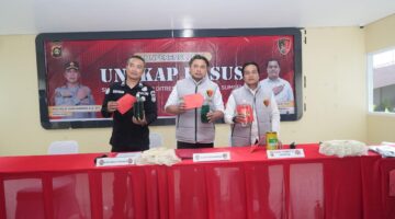 Barang bukti penyalahgunaan BBM bersubsidi jenis Pertalite dihadirkan dalam press release di Polda Sumsel.