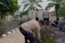 Personel Polsek Buay Madang Timur kompak turun ke taman untuk melaksanakan Program BELIDA (Bersih Lingkungan dan Asri).