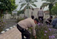 Personel Polsek Buay Madang Timur kompak turun ke taman untuk melaksanakan Program BELIDA (Bersih Lingkungan dan Asri).