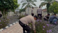Personel Polsek Buay Madang Timur kompak turun ke taman untuk melaksanakan Program BELIDA (Bersih Lingkungan dan Asri).
