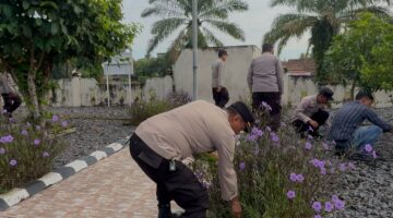Personel Polsek Buay Madang Timur kompak turun ke taman untuk melaksanakan Program BELIDA (Bersih Lingkungan dan Asri).