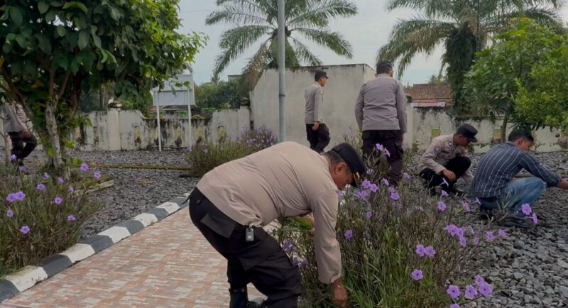 Personel Polsek Buay Madang Timur kompak turun ke taman untuk melaksanakan Program BELIDA (Bersih Lingkungan dan Asri).
