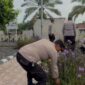 Personel Polsek Buay Madang Timur kompak turun ke taman untuk melaksanakan Program BELIDA (Bersih Lingkungan dan Asri).