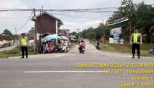 Personel Polsek Buay Madang Timur berjaga di persimpangan jalan Desa Srikaton, OKU Timur, saat melaksanakan patroli KRYD siang hari. 