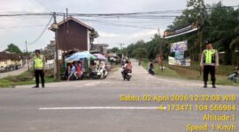 Personel Polsek Buay Madang Timur berjaga di persimpangan jalan Desa Srikaton, OKU Timur, saat melaksanakan patroli KRYD siang hari. 