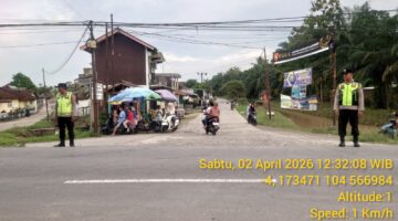 Personel Polsek Buay Madang Timur berjaga di persimpangan jalan Desa Srikaton, OKU Timur, saat melaksanakan patroli KRYD siang hari. 