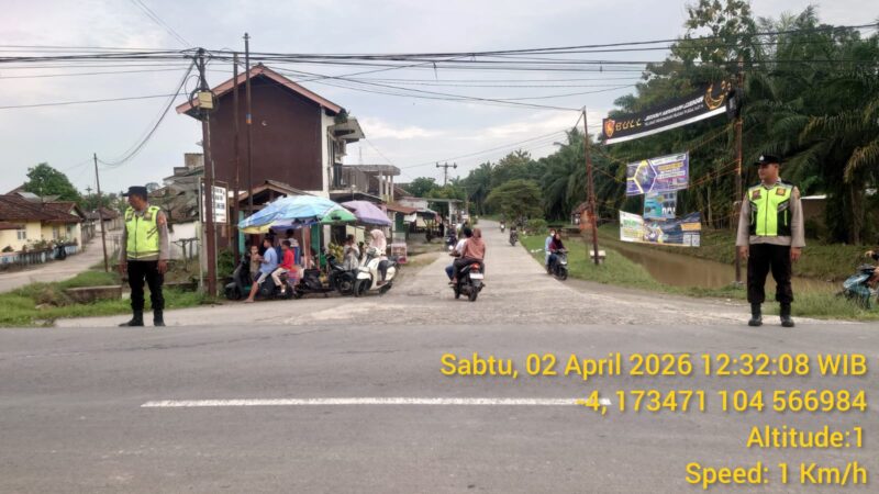 Personel Polsek Buay Madang Timur berjaga di persimpangan jalan Desa Srikaton, OKU Timur, saat melaksanakan patroli KRYD siang hari. 