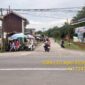 Personel Polsek Buay Madang Timur berjaga di persimpangan jalan Desa Srikaton, OKU Timur, saat melaksanakan patroli KRYD siang hari. 
