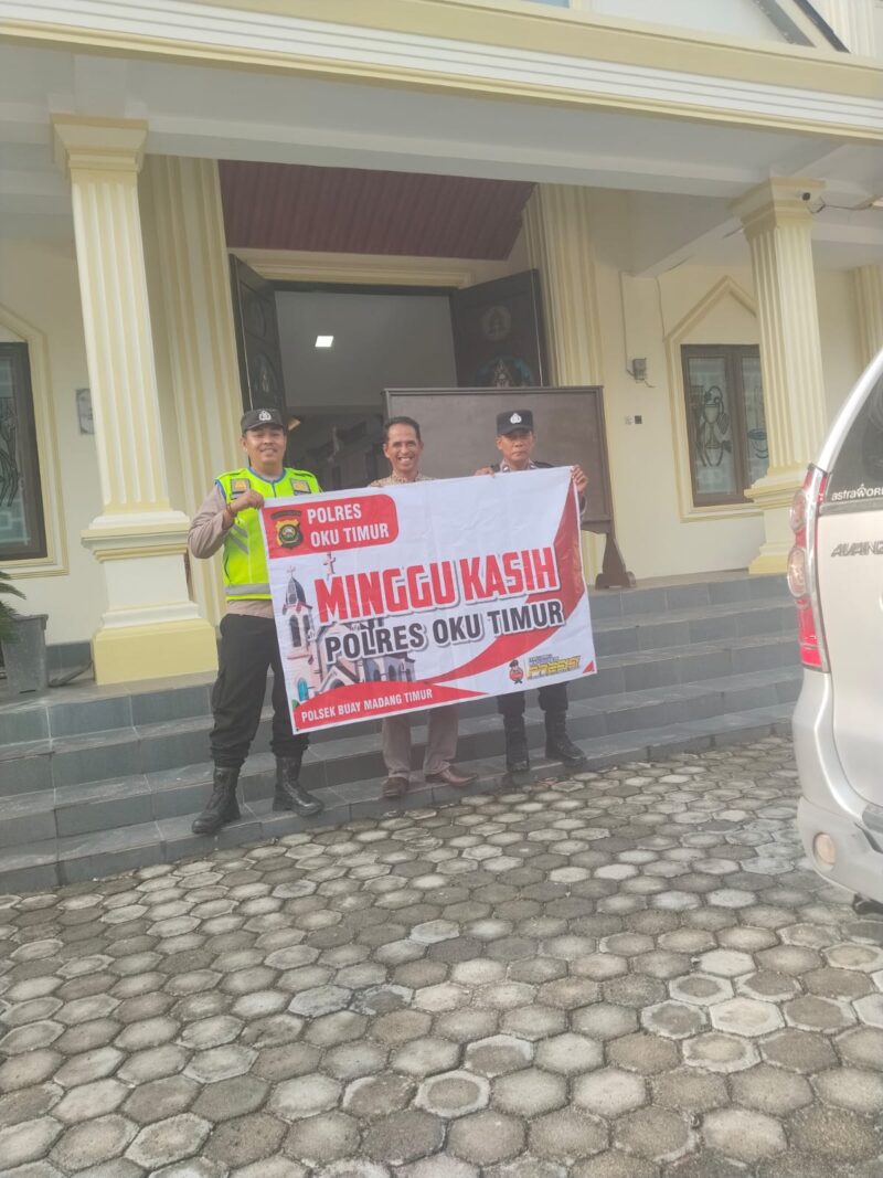 Hadir di tengah masyarakat, Personel Polsek Buay Madang Timur melaksanakan pengamanan ibadah Minggu Kasih di Gereja Trinitas Bangun Sari BK 3.