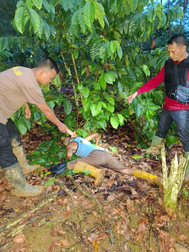 Petugas saat melakukan olah tempat kejadian perkara. Foto: dokumen polisi.
