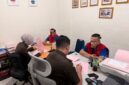 Tim Jaksa Penuntut Umum Kejaksaan Negeri Ogan Komering Ilir saat melaksanakan proses Tahap II penyerahan tersangka dan barang bukti dalam perkara dugaan korupsi pembiayaan Kredit Usaha Rakyat (KUR) Bank BSI yang merugikan negara hingga Rp9,5 miliar, Senin (4/5/2026)