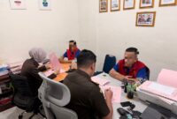 Tim Jaksa Penuntut Umum Kejaksaan Negeri Ogan Komering Ilir saat melaksanakan proses Tahap II penyerahan tersangka dan barang bukti dalam perkara dugaan korupsi pembiayaan Kredit Usaha Rakyat (KUR) Bank BSI yang merugikan negara hingga Rp9,5 miliar, Senin (4/5/2026)